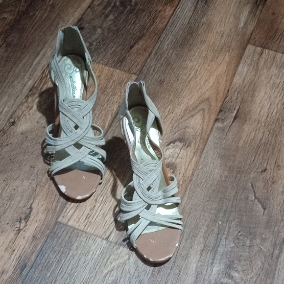 Seychelles Light Grey Heels with Breathable Fabric and Supportive Structure - Picture 1 of 5